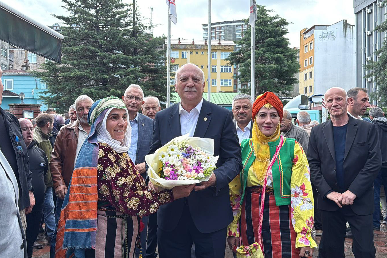 Bayraktar, Çayeli’nde Ata Tohumu Fide Dağıtım Etkinliği’ne katıldı